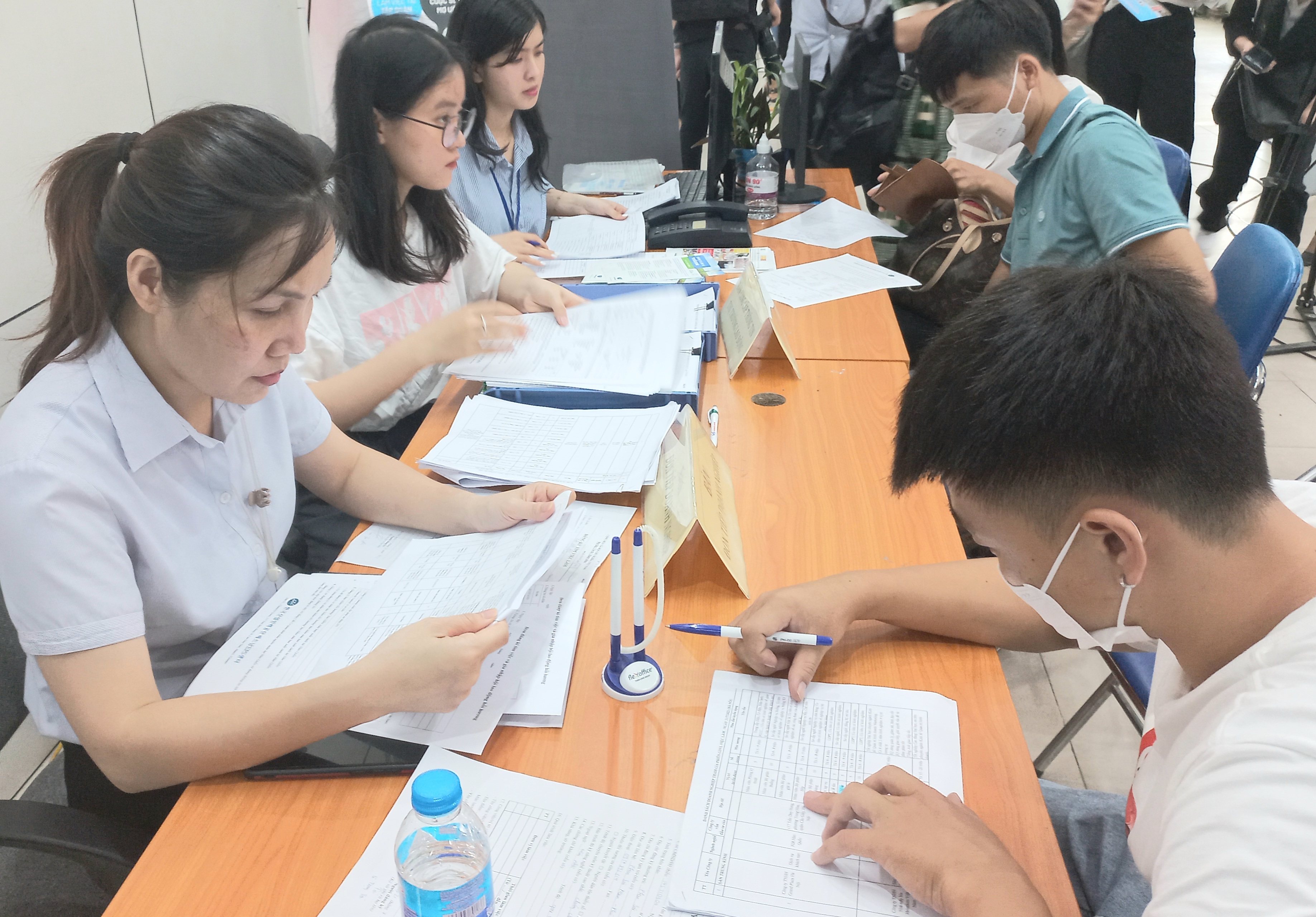 Người lao động được tư vấn, giới thiệu việc làm tại Trung tâm Dịch vụ việc làm Hà Nội. Ảnh - N.Dương.