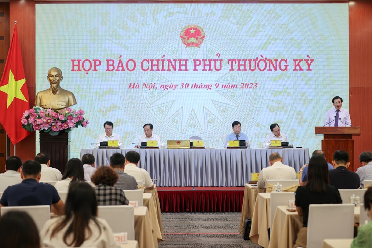 Bộ trưởng, Chủ nhiệm Văn phòng Chính phủ Trần Văn Sơn chủ trì buổi họp báo.