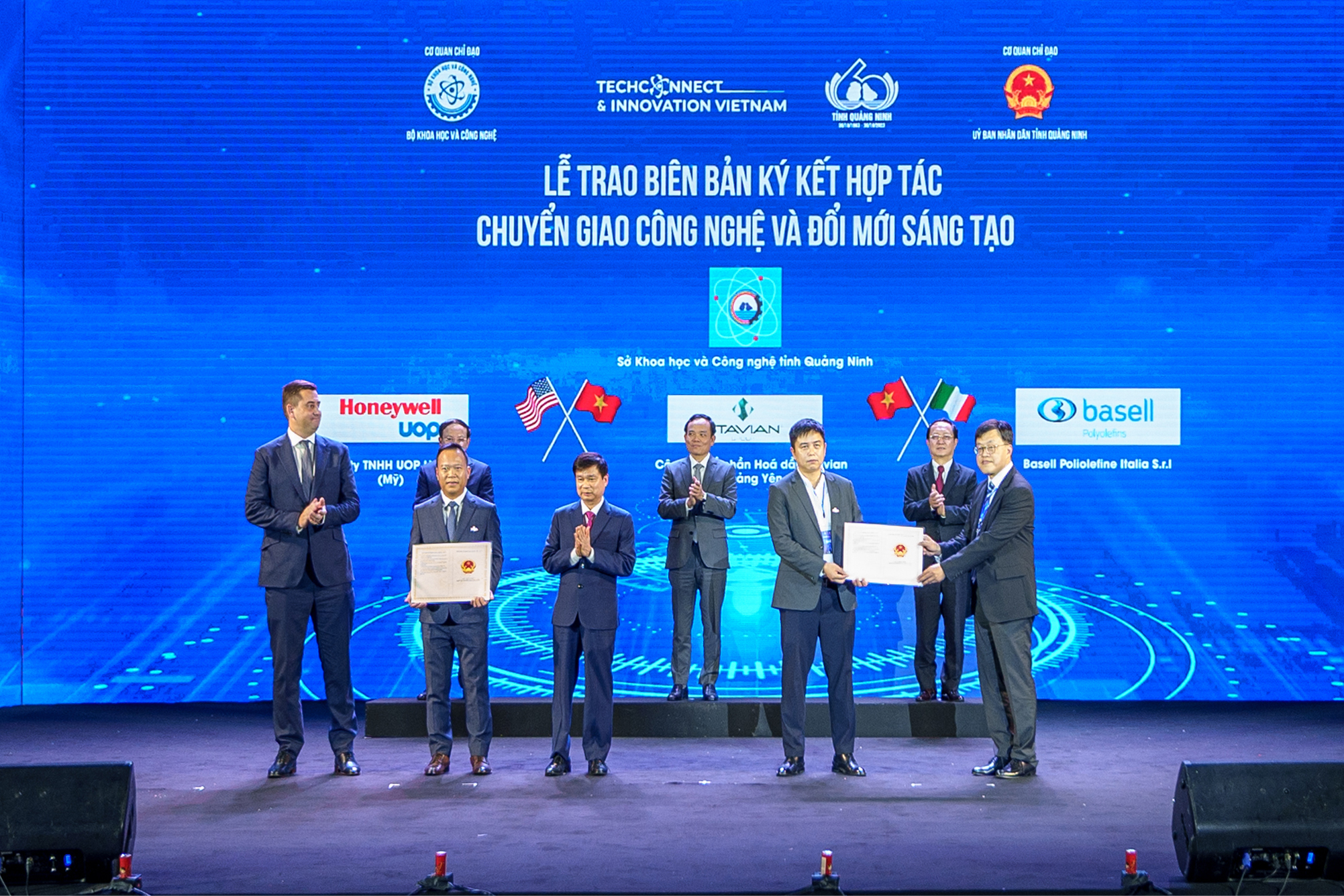 Trao giấy chứng nhận đăng ký chuyển giao công nghệ cho dự án nhà máy Hóa dầu Stavian Quảng Yên.