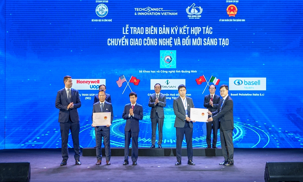 Trao giấy chứng nhận đăng ký chuyển giao công nghệ cho dự án nhà máy Hóa dầu Stavian Quảng Yên.