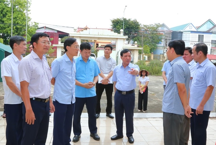 Ông Lại Thế Nguyên, Phó Bí thư Thường trực Tỉnh ủy, Trưởng Đoàn ĐBQH tỉnh Thanh Hóa đi kiểm tra việc quản lý, sử dụng tài sản công sau sáp nhập các cơ quan, đơn vị hành chính trên địa bàn huyện Thiệu Hóa.