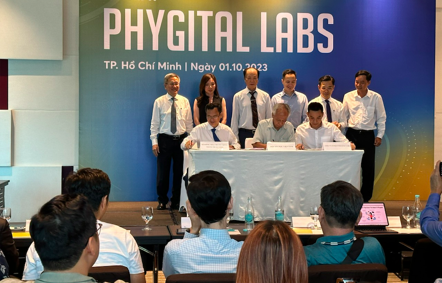 K&yacute; bi&ecirc;n bản ghi nhớ hợp t&aacute;c (MOU) ba b&ecirc;n gồm Phygital Labs, Sở Th&ocirc;ng tin v&agrave; Truyền th&ocirc;ng Th&agrave;nh phố Đ&agrave; Nẵng v&agrave; Hội Tin học Việt Nam về nội dung &ldquo;Hợp t&aacute;c, th&uacute;c đẩy chuyển đổi số tr&ecirc;n địa b&agrave;n th&agrave;nh phố Đ&agrave; Nẵng&rdquo;.