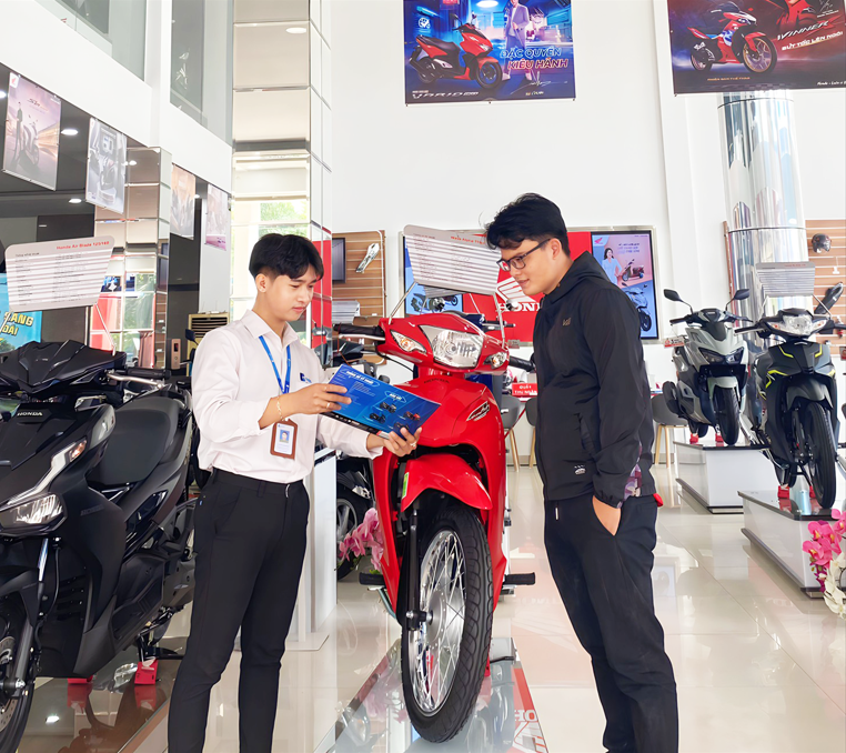 Nhân viên Mcredit tư vấn và giới thiệu về chương trình ưu đãi lãi suất khi mua xe máy Honda tại HEAD.