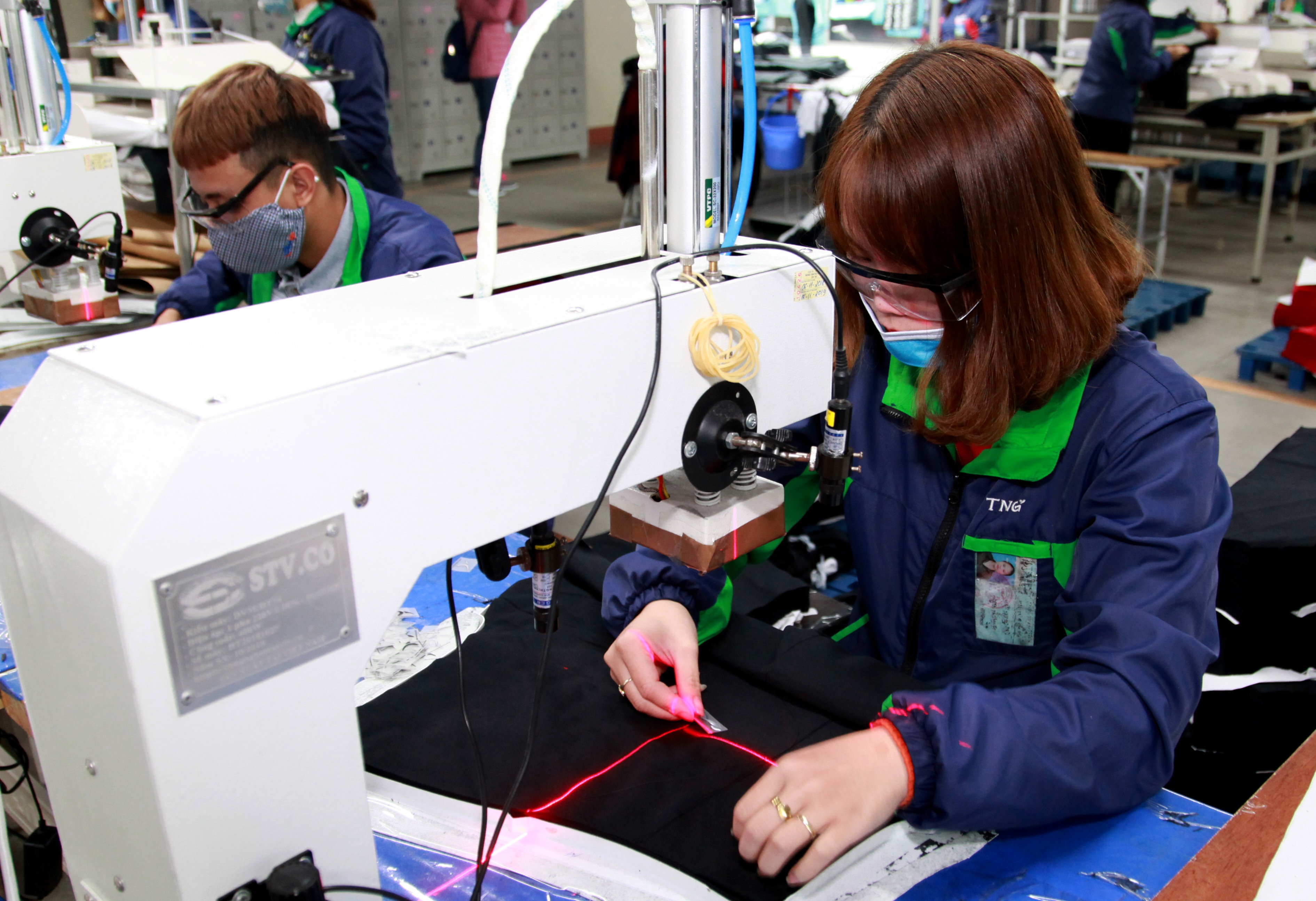 Tiền lương đ&oacute;ng bảo hiểm vẫn c&ograve;n khoảng c&aacute;ch với thu nhập thực tế của người lao động. Ảnh minh họa - N.Dương.