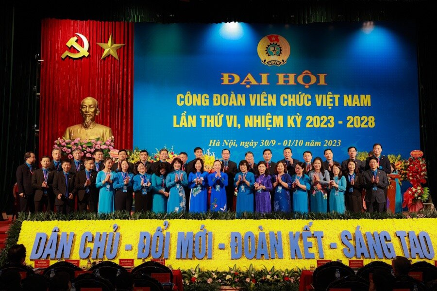 Ban Chấp hành Công đoàn Viên chức Việt Nam nhiệm kỳ 2023-2028 ra mắt. Ảnh: Hải Nguyễn