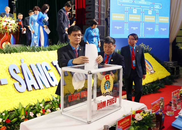 Các đại biểu bỏ phiếu bầu Ban Chấp hành Công đoàn Viên chức Việt Nam nhiệm kỳ 2023 - 2028. Ảnh: TTXVN