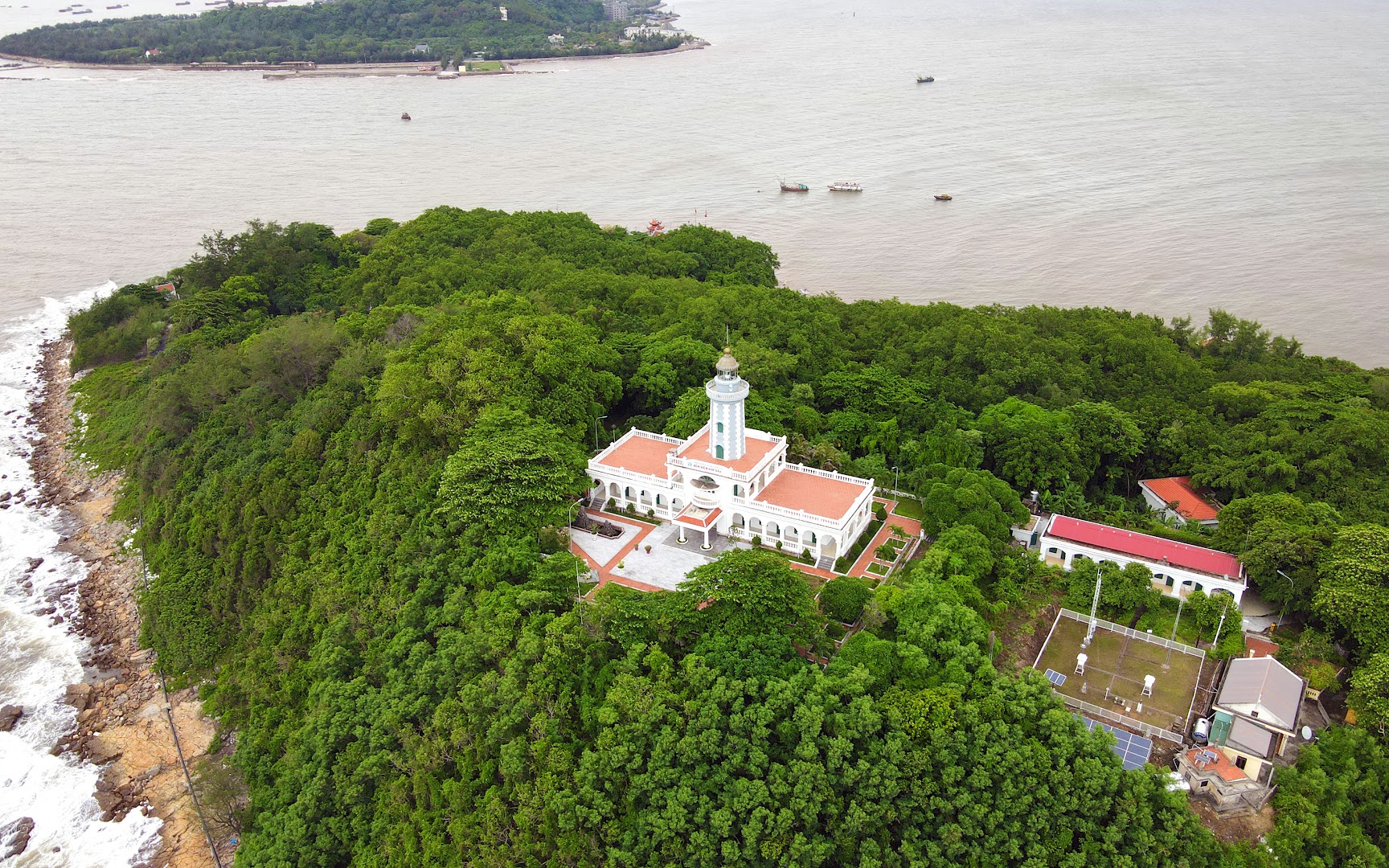 Đảo Dấu thuộc Đồ Sơn, Hải Ph&ograve;ng vẫn giữ được&nbsp;khu rừng nguy&ecirc;n sinh.