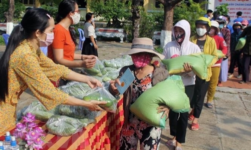 Huy động nhiều nguồn lực để giúp đỡ người nghèo 