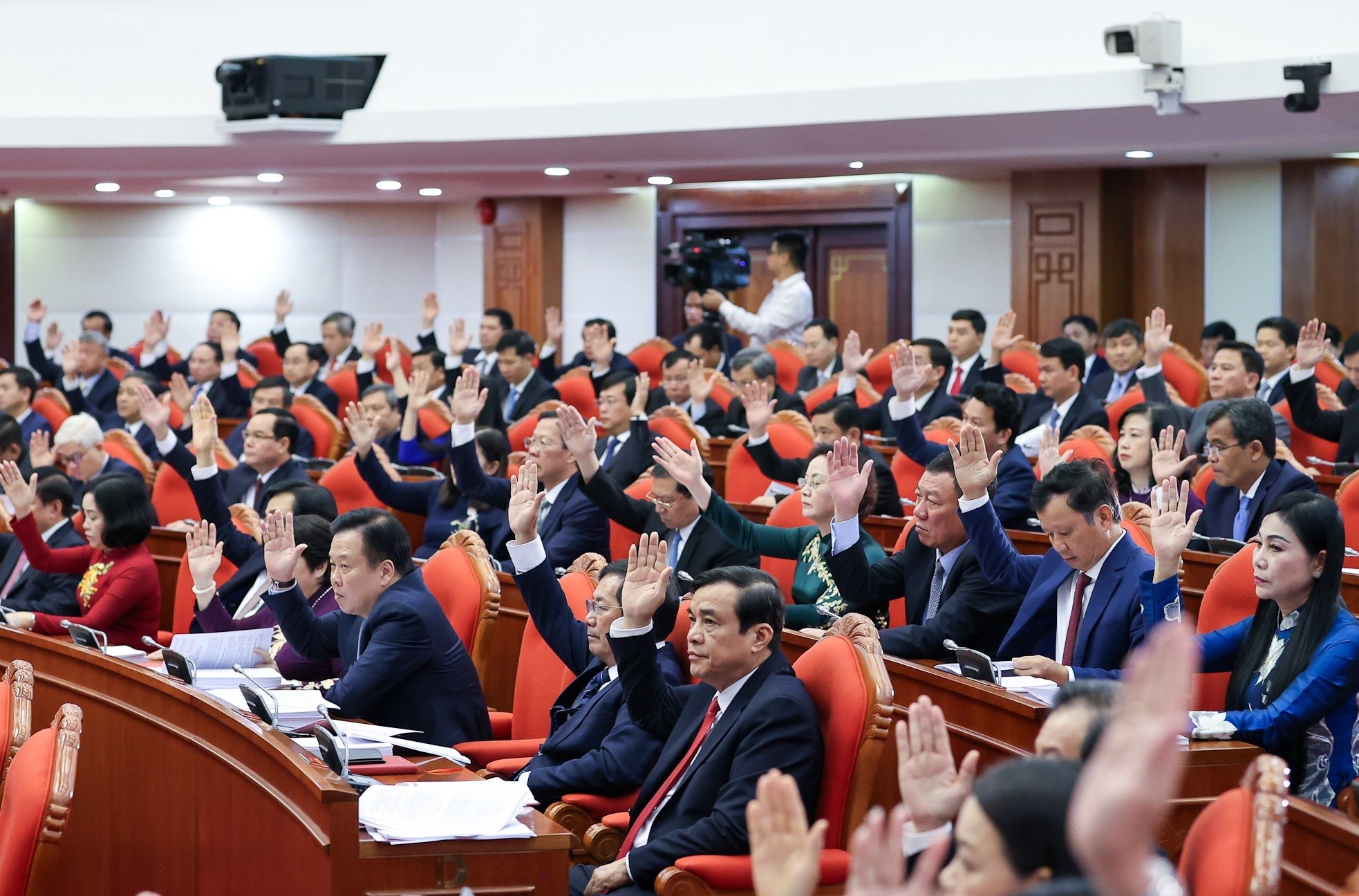 Các đại biểu biểu quyết thông qua chương trình hội nghị. Ảnh: TTXVN