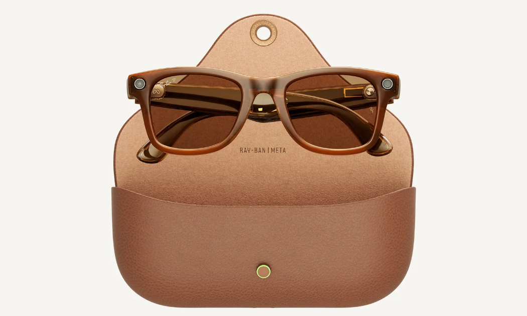 Kính Ray-Ban Meta mới được thiết kế giống với kính Ray-Ban cổ điển, bao gồm hộp sạc bằng da giúp kéo dài thời lượng pin thêm khoảng 32 giờ. Ảnh: Vogue Business