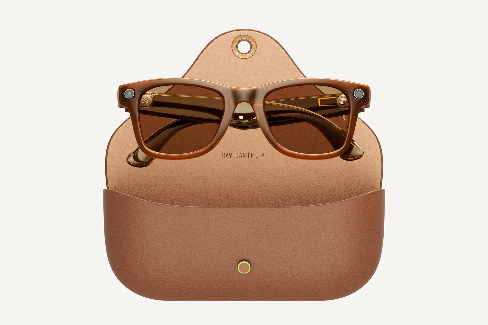 Kính Ray-Ban Meta mới được thiết kế giống với kính Ray-Ban cổ điển, bao gồm hộp sạc bằng da giúp kéo dài thời lượng pin thêm khoảng 32 giờ. Ảnh: Vogue Business