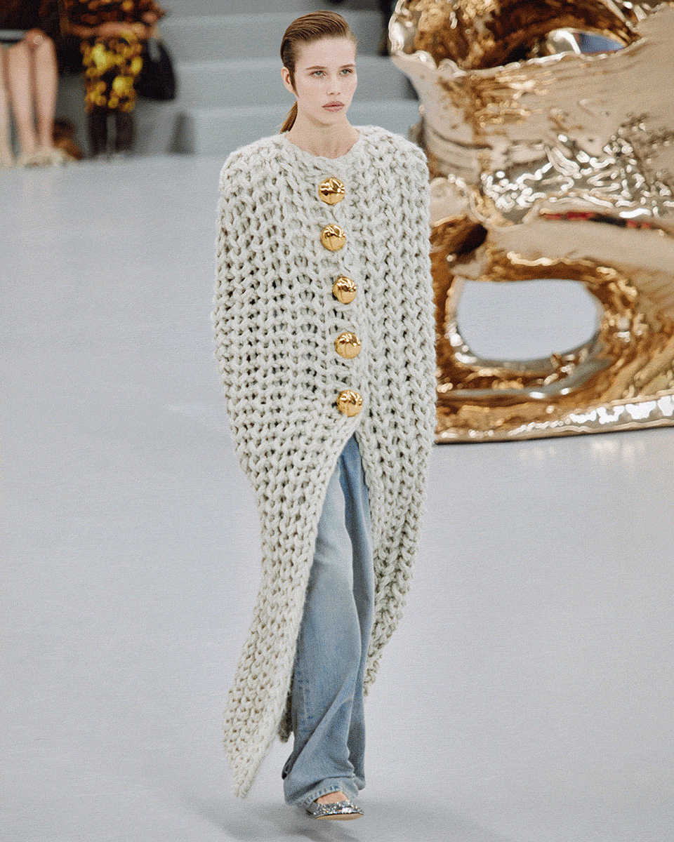 Từ những kiểu d&aacute;ng b&igrave;nh thường, Jonathan tạo ra nhiều g&oacute;c nh&igrave;n kh&aacute;c biệt theo xu hướng xa xỉ thầm lặng.