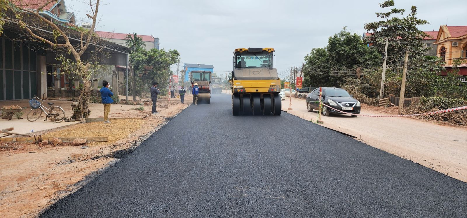 Các đơn vị đang thi công thảm bê tông nhựa.