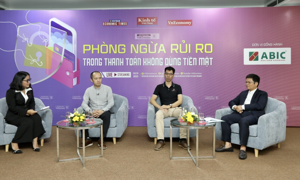 Các diễn giả tham gia Tọa đàm “Phòng ngừa rủi ro trong thanh toán không dùng tiền mặt” do Tạp chí Kinh tế Việt Nam - Vneconomy tổ chức sáng ngày 2/10. Ảnh: Việt Dũng.