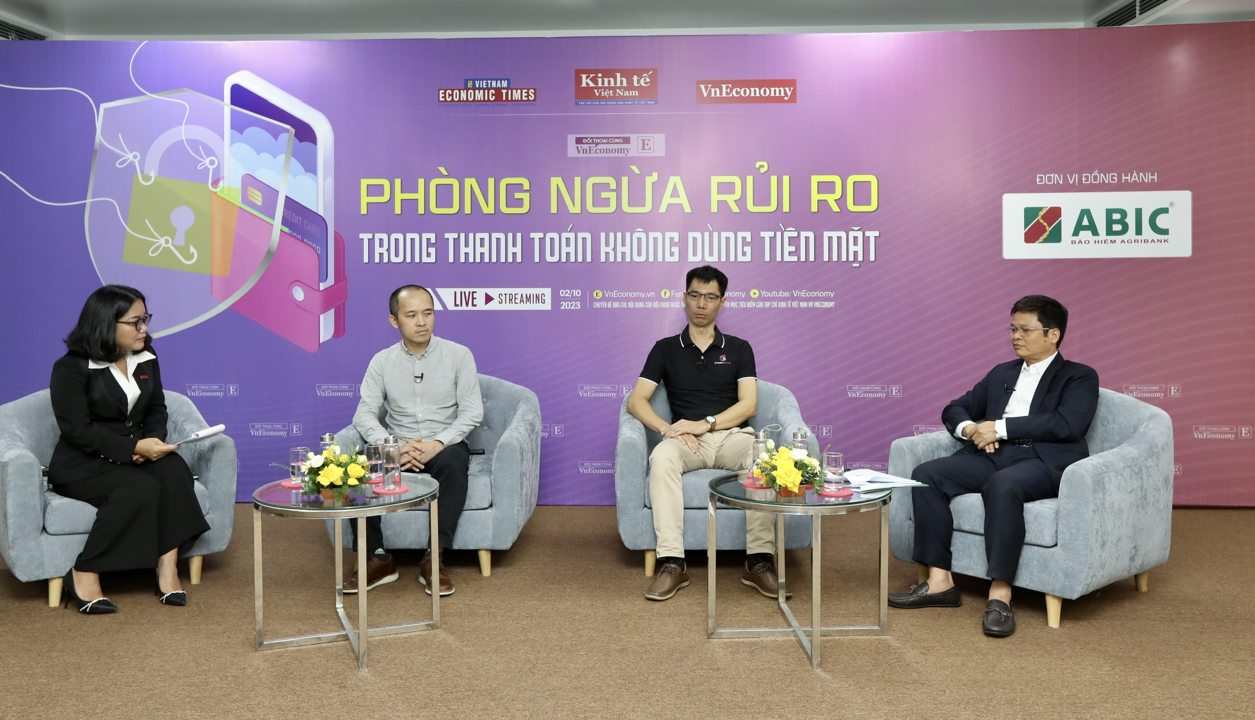 Các diễn giả tham gia Tọa đàm “Phòng ngừa rủi ro trong thanh toán không dùng tiền mặt” do Tạp chí Kinh tế Việt Nam - Vneconomy tổ chức sáng ngày 2/10. Ảnh: Việt Dũng.