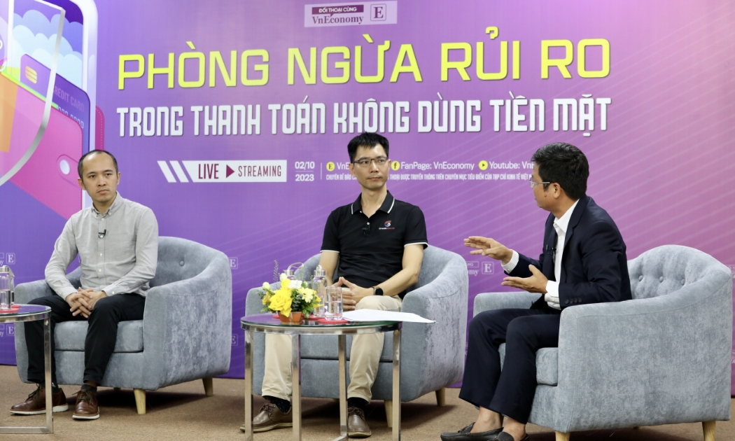 Các chuyên gia chia sẻ tại toạ đàm trực tuyến với chủ đề: “Phòng ngừa rủi ro khi sử dụng dịch vụ ngân hàng trên nền tảng số”. Ảnh: Việt Dũng.