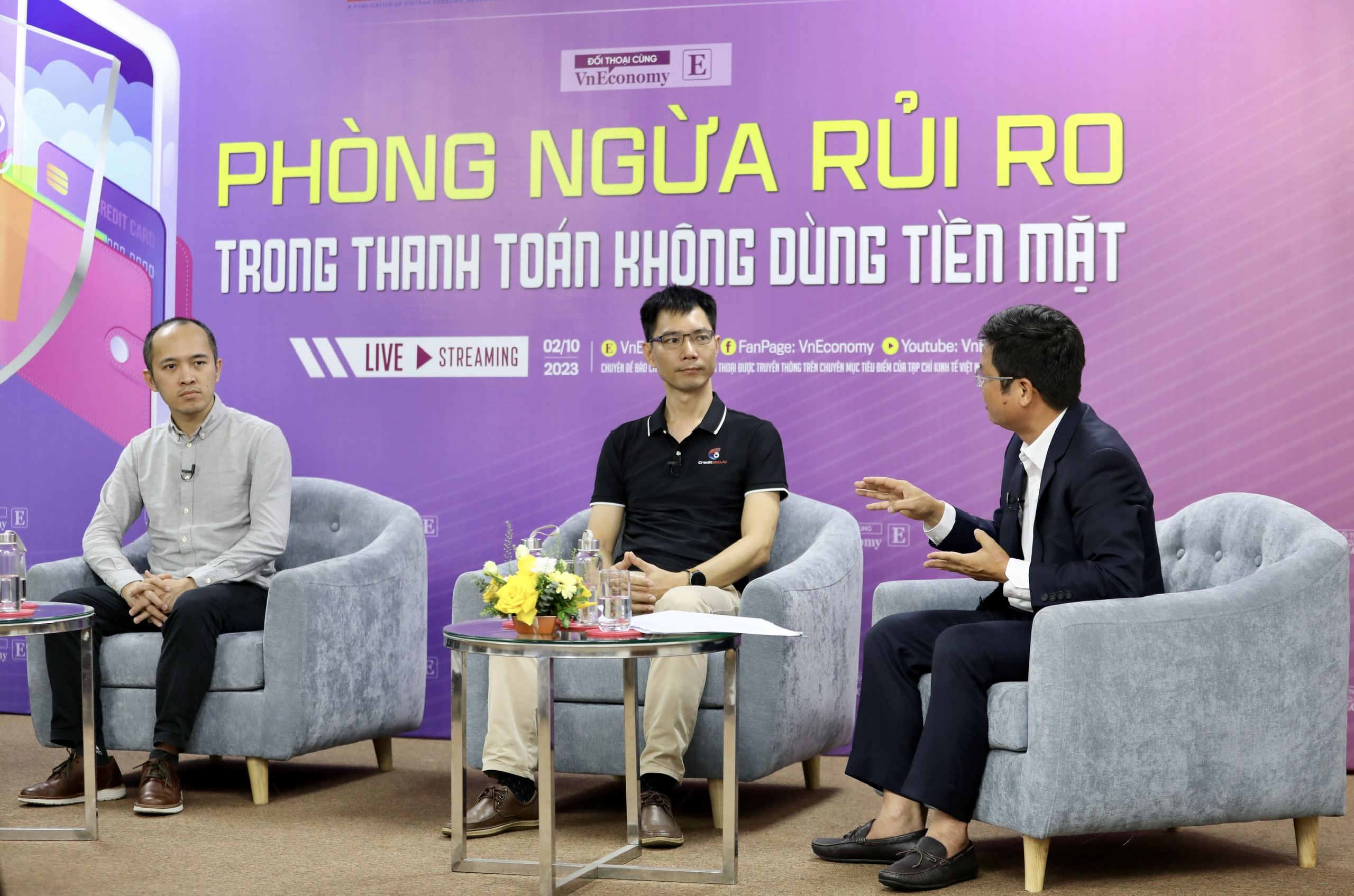 Các chuyên gia chia sẻ tại toạ đàm trực tuyến với chủ đề: “Phòng ngừa rủi ro khi sử dụng dịch vụ ngân hàng trên nền tảng số”. Ảnh: Việt Dũng.