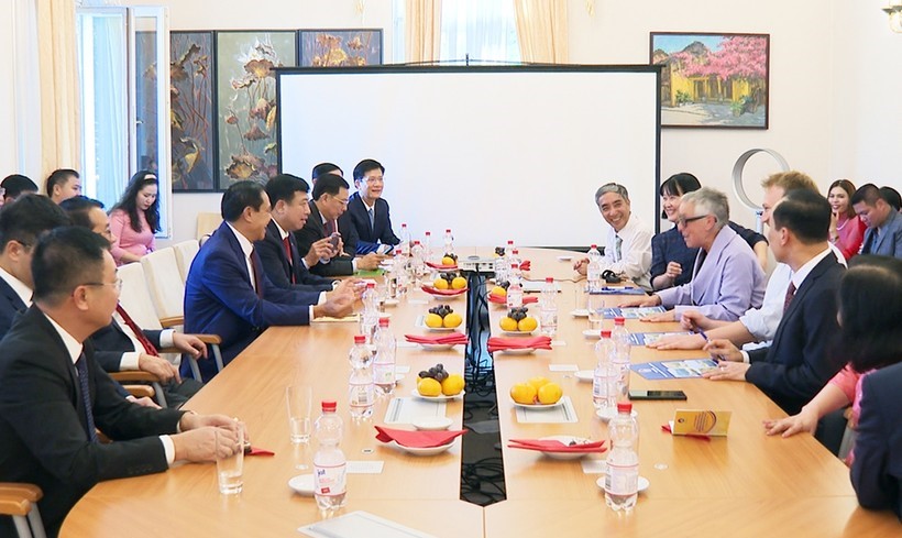 To&agrave;n cảnh buổi l&agrave;m việc giữa đại diện VFT Industry UG v&agrave; l&atilde;nh đạo UBND tỉnh H&agrave; Tĩnh (Ảnh: B&aacute;o H&agrave; Tĩnh)