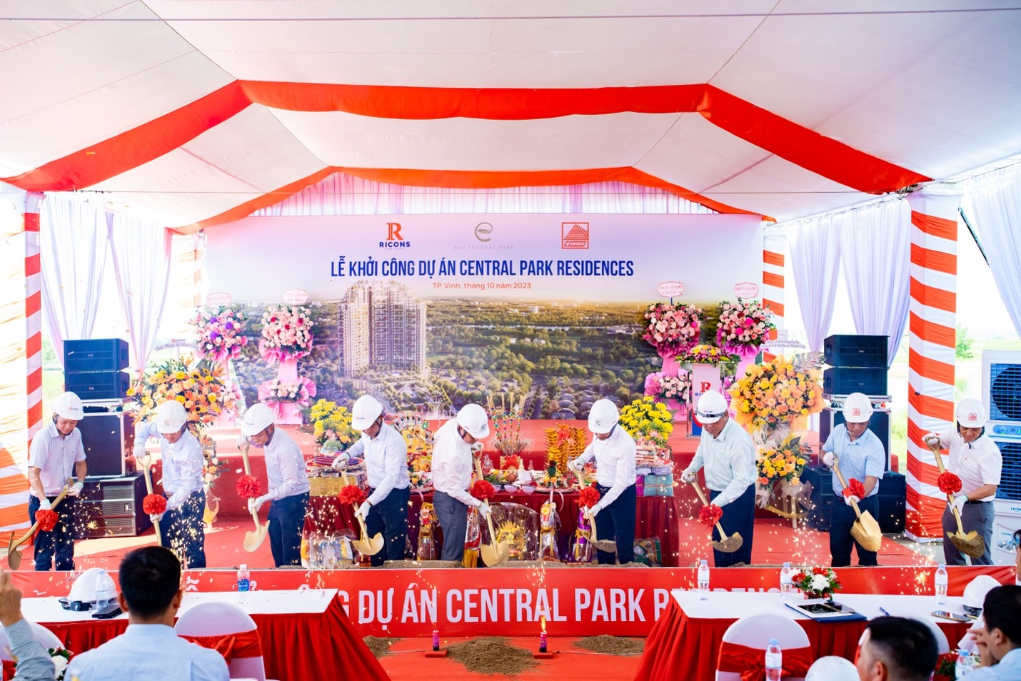Đại diện chủ đầu tư, nh&agrave; thầu c&ugrave;ng tham gia khởi c&ocirc;ng dự &aacute;n chung cư cao tầng Central Park Residences.