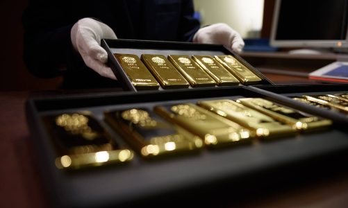 Giá vàng thế giới lao dốc chóng mặt, thấp hơn trong nước 15 triệu đồng/lượng