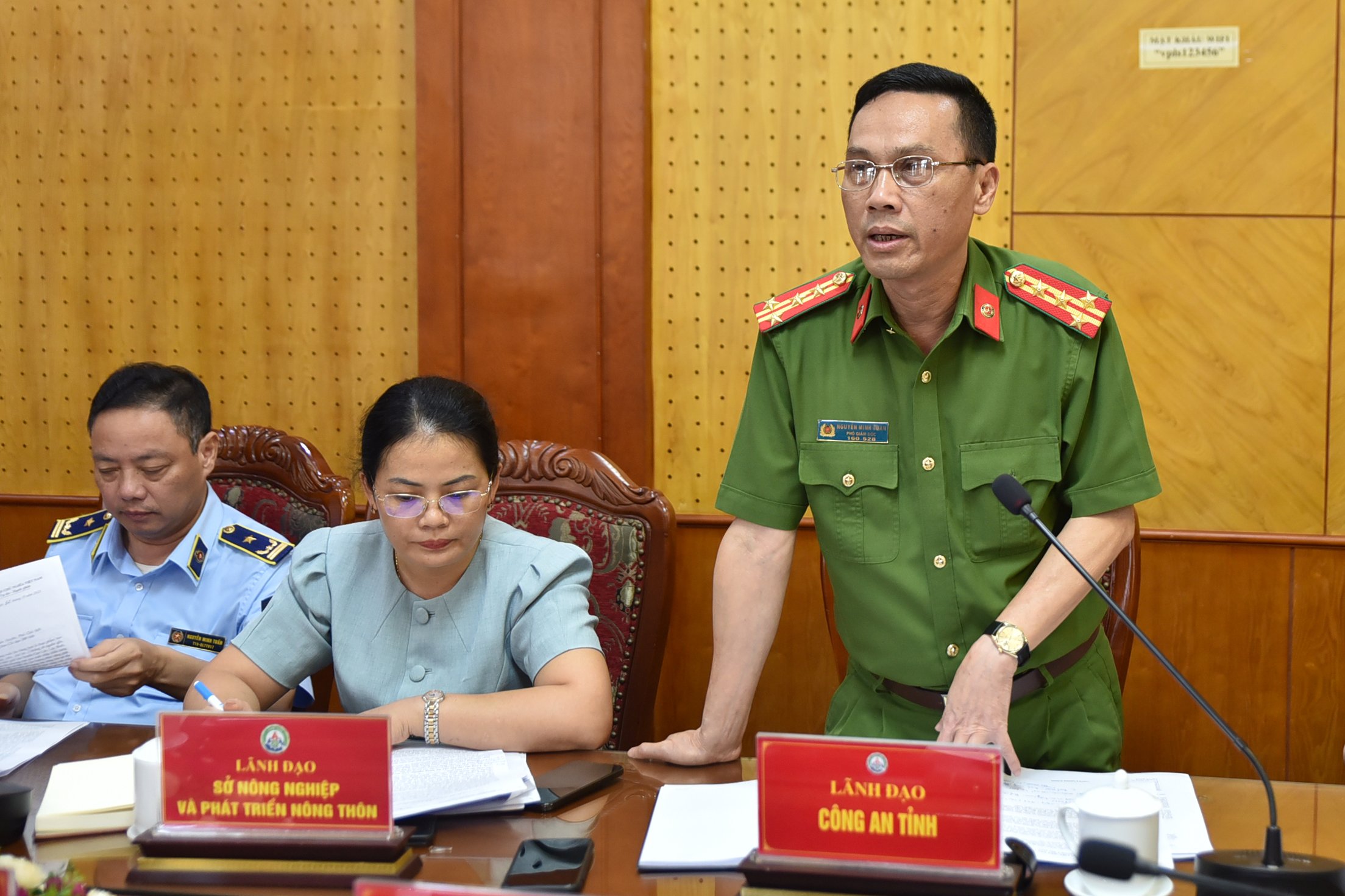 Đại t&aacute; Nguyễn Minh Tuấn, Ph&oacute; Gi&aacute;m đốc C&ocirc;ng an tỉnh Lạng Sơn ph&aacute;t biểu tại cuộc họp.