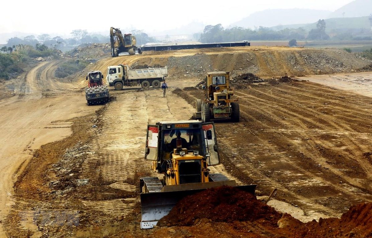 Đoạn cao tốc Yên Bài - Lào Cai dài 83 km được nghiên cứu mở rộng quy mô từ 2 làn xe lên 4 làn xe, chiều rộng nền đường 24 m.