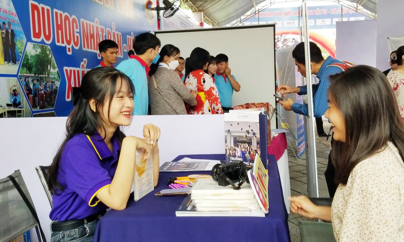 Tháng 5 vừa qua, tỉnh Tỉnh Thừa Thiên Huế tổ chức ngày hội việc làm, thu hút hơn 50 doanh nghiệp tham gia tuyển dụng lao động, với 5.000 vị trí.