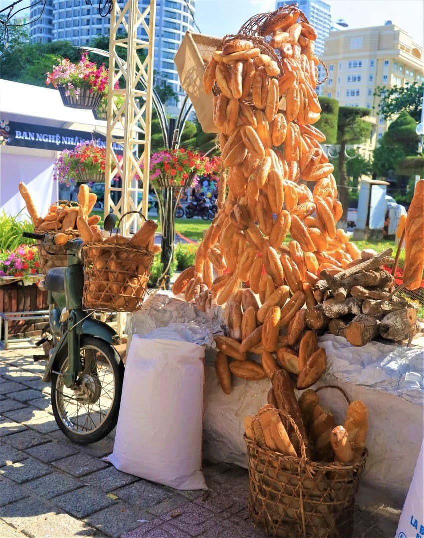 Cụm ổ bánh mì cao 3m, dài 6m, với gần 1.000 chiếc bánh mì đặc ruột ghép lại tại Festival Biển Nha Trang – Khánh Hòa 2023.
