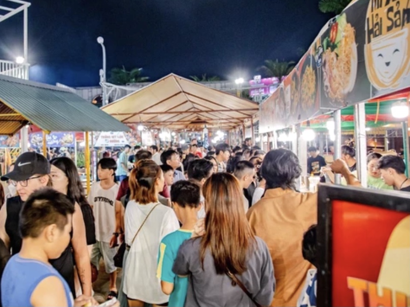 Đ&ocirc;ng đảo du kh&aacute;ch tham quan mua sắm tại chợ đ&ecirc;m Đ&agrave; Nẵng.
