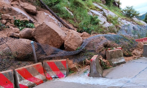 An Giang tạm dừng lưu thông lên, xuống Núi Cấm do sạt lở đất, đá