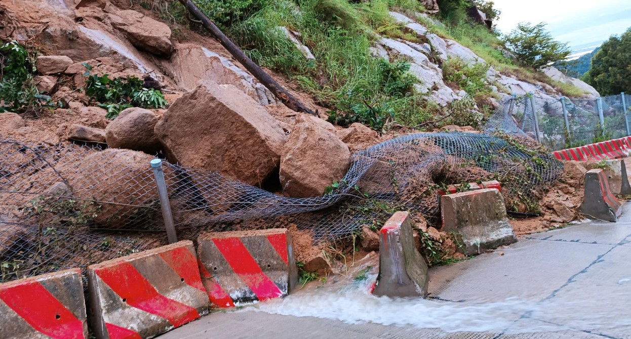Khối lượng lớn đất đá tràn xuống đường sau vụ sạt lở trên Núi Cấm.