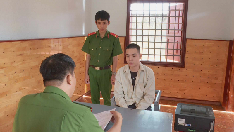 Đối tượng  Vũ Duy Sơn bị bắt giữ tại Cơ quan Công an. 