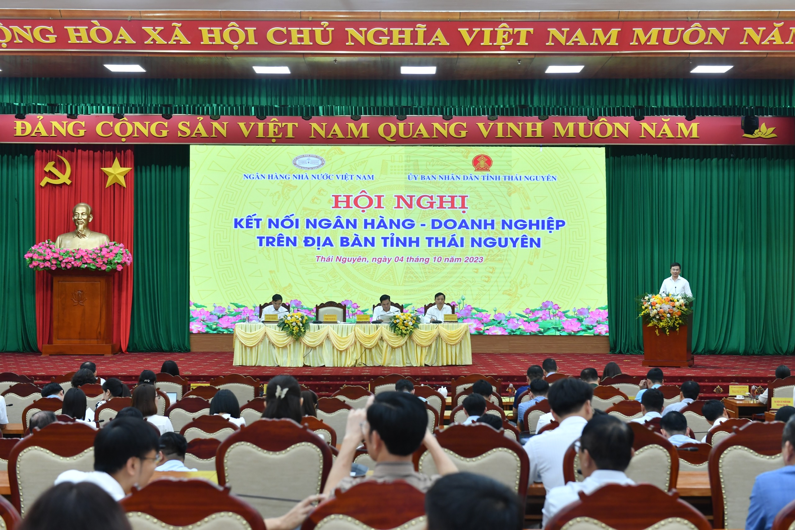Ngân hàng và doanh nghiệp thẳng thắn trao đổi các vướng mắc trong tiếp cận tín dụng.