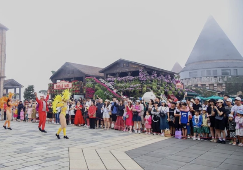 Khách du lịch trong nước và quốc tế đến Bà Nà dịp nghỉ lễ Quốc khánh 2/9/2023.