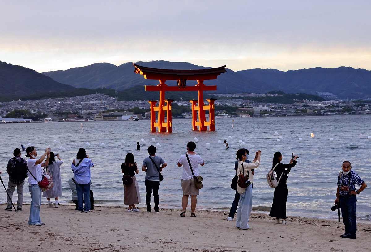 Năm 2019, đảo Miyajima, với dân số 1.400 người, đã đón lượng du khách kỷ lục 4,65 triệu người.