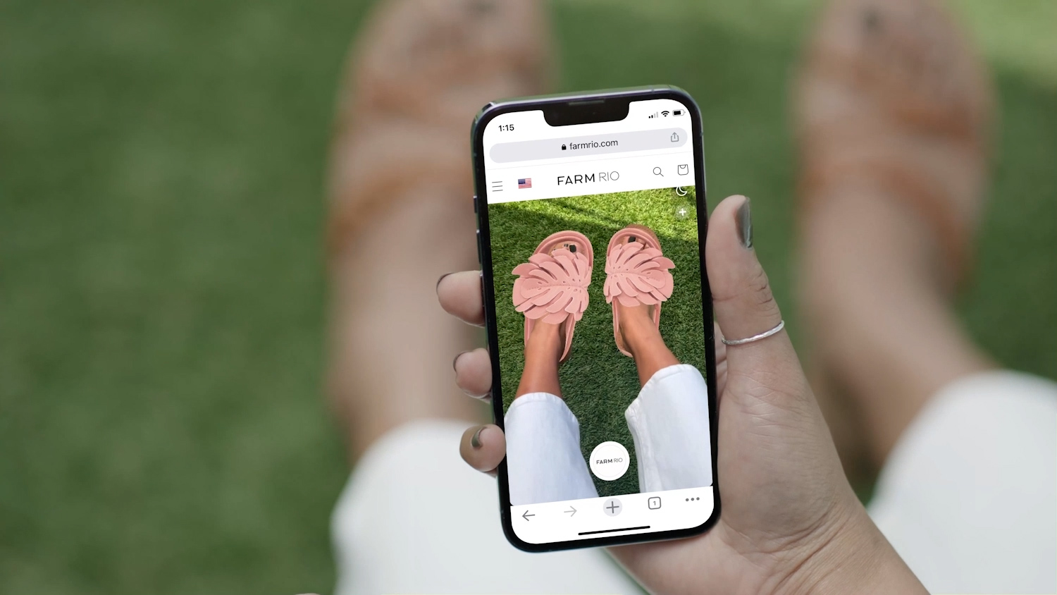 Nhiều người dùng Snapchat trẻ tuổi đã dựa vào ứng dụng của Ares để thử quần áo, mỹ phẩm hoặc giày dép ảo trước khi mua hàng.