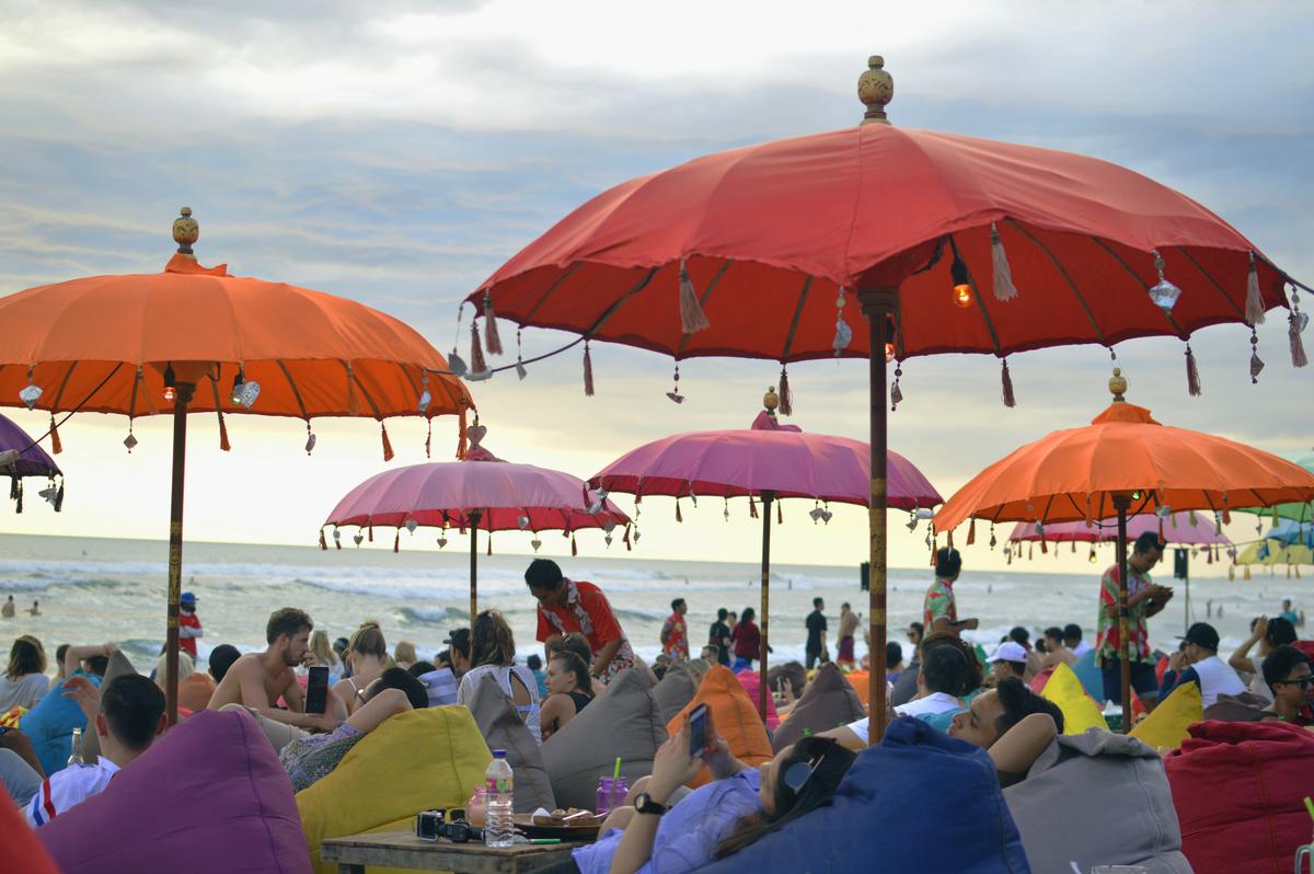 Hoạt động du lịch l&acirc;u nay ở Bali đ&atilde; khiến r&aacute;c thải chất đống tr&ecirc;n h&ograve;n đảo.