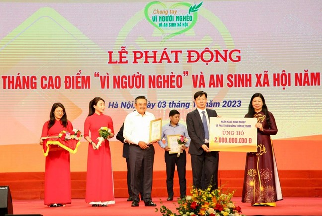 Lãnh đạo thành phố tiếp nhận ủng hộ của các tổ chức, cá nhân. 