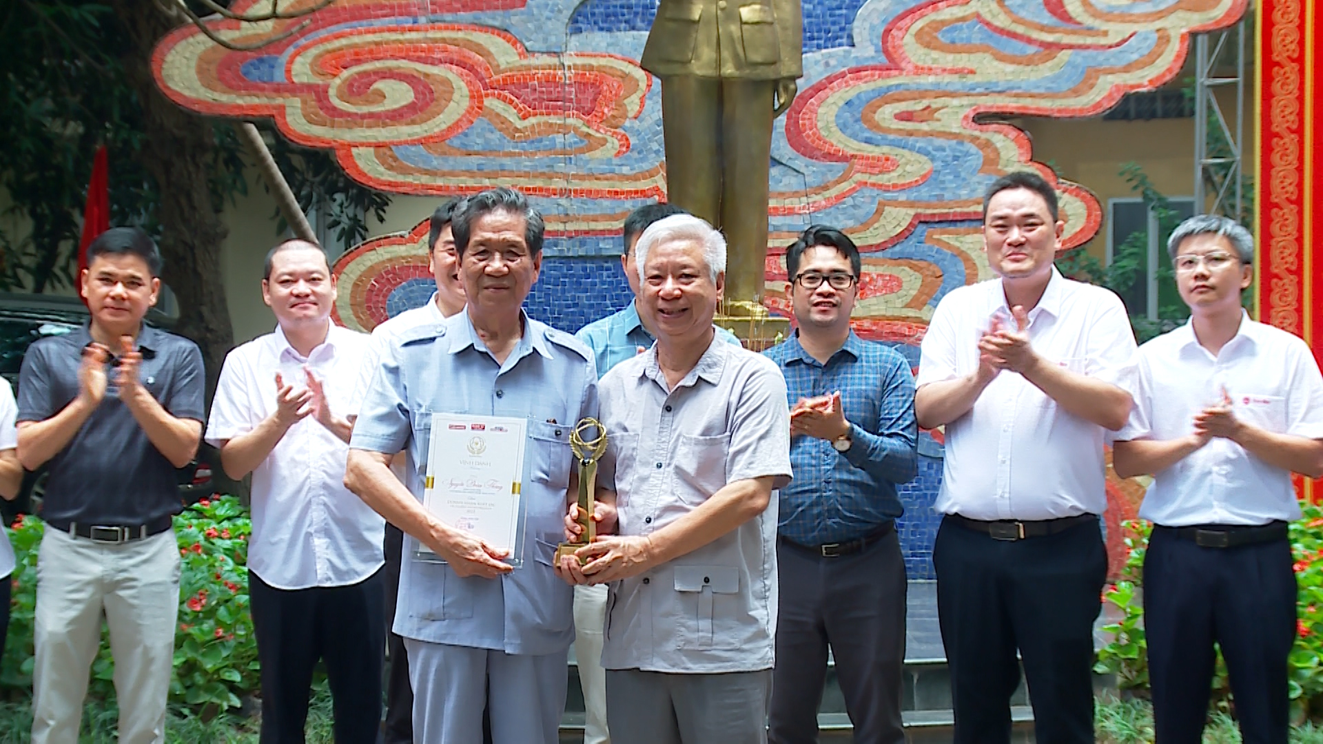 Ông Đào Quang Bính, Tổng Thư ký tòa soạn - Tổng giám đốc Tạp chí Kinh tế Việt Nam (bên phải) trao cup - chứng nhận Doanh nhân xuất sắc 2023 cho ông Nguyễn Đoàn Thăng, Tổng giám đốc Công ty Rạng Đông .