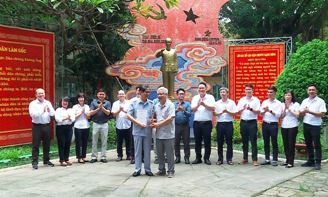 Lãnh đạo Tạp chí Kinh tế Việt Nam trao cup, kỷ niệm chương Thương hiệu mạnh cho Công ty Cổ phần Bóng đèn Phích nước Rạng Đông