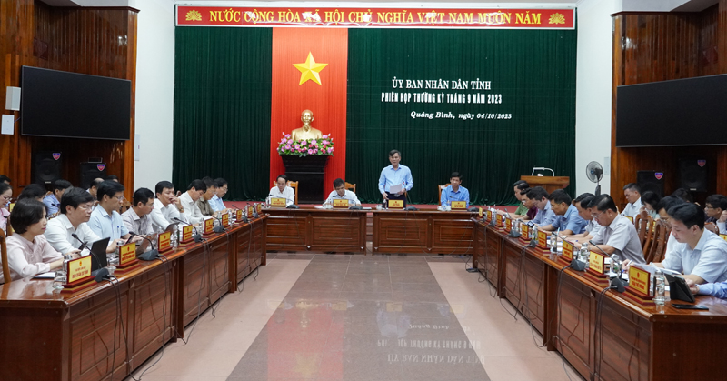 Toàn cảnh phiên họp thường kỳ ngày 4/10 của UBND tỉnh Quảng Bình.