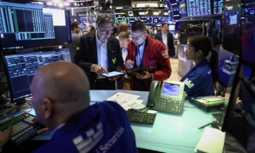 Chứng khoán Mỹ phục hồi nhẹ sau bán tháo, giá dầu “bốc hơi” 5 USD/thùng