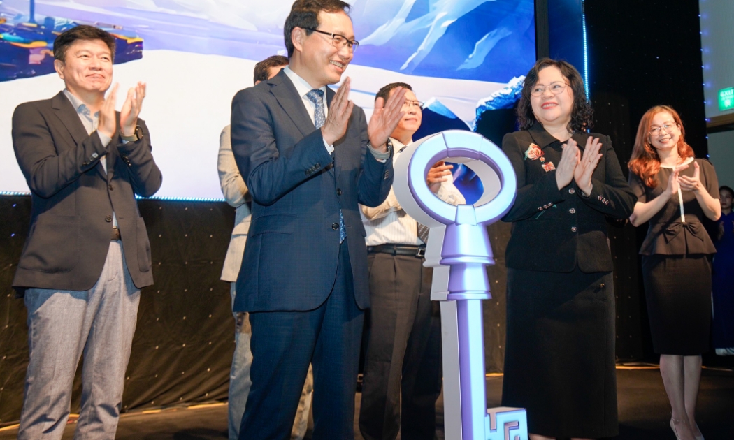 Đại biểu nhấn nút khởi động chương trình Phát triển Nhân tài Công nghệ – Samsung Innovation Campus 2023 – 2024. Ảnh: Samsung Việt Nam