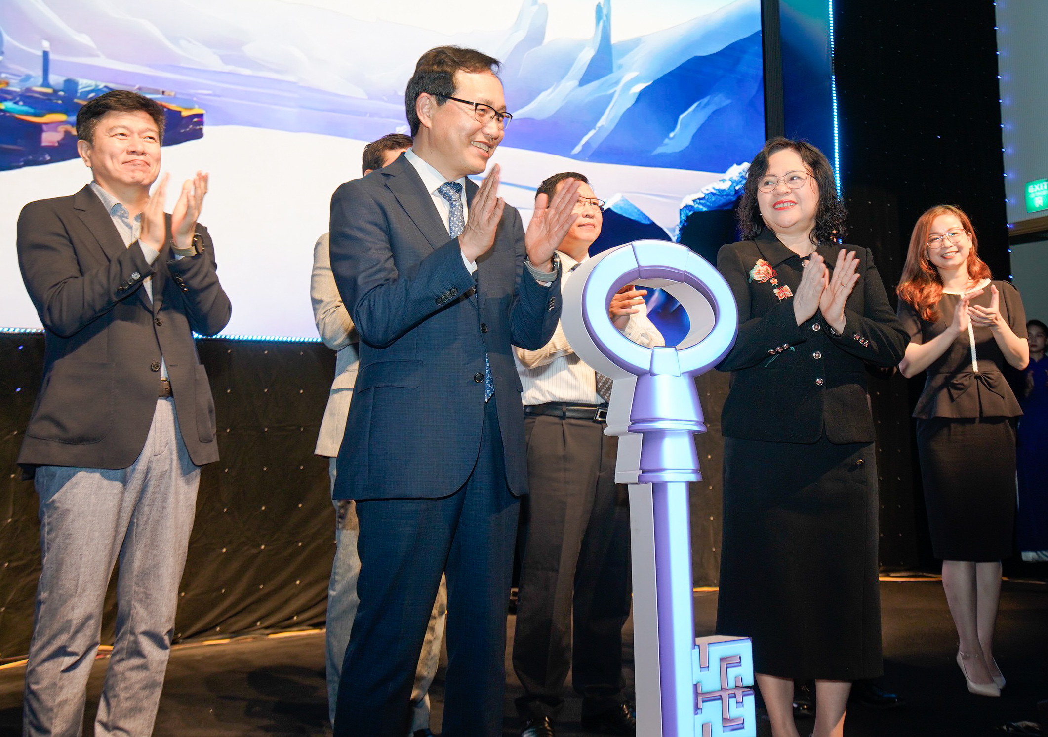 Đại biểu nhấn nút khởi động chương trình Phát triển Nhân tài Công nghệ – Samsung Innovation Campus 2023 – 2024. Ảnh: Samsung Việt Nam