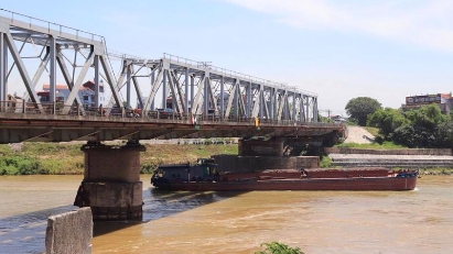 Hanoi urged to move ahead with road and rail bridges