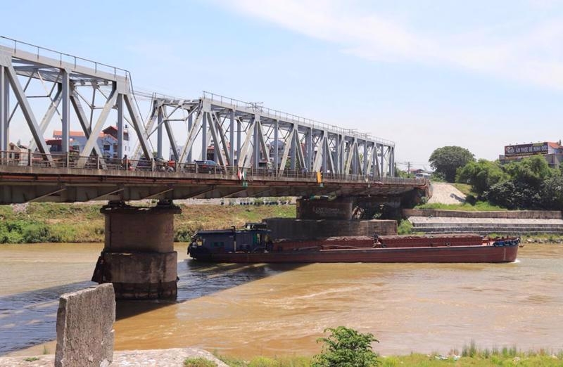 Hanoi urged to move ahead with road and rail bridges