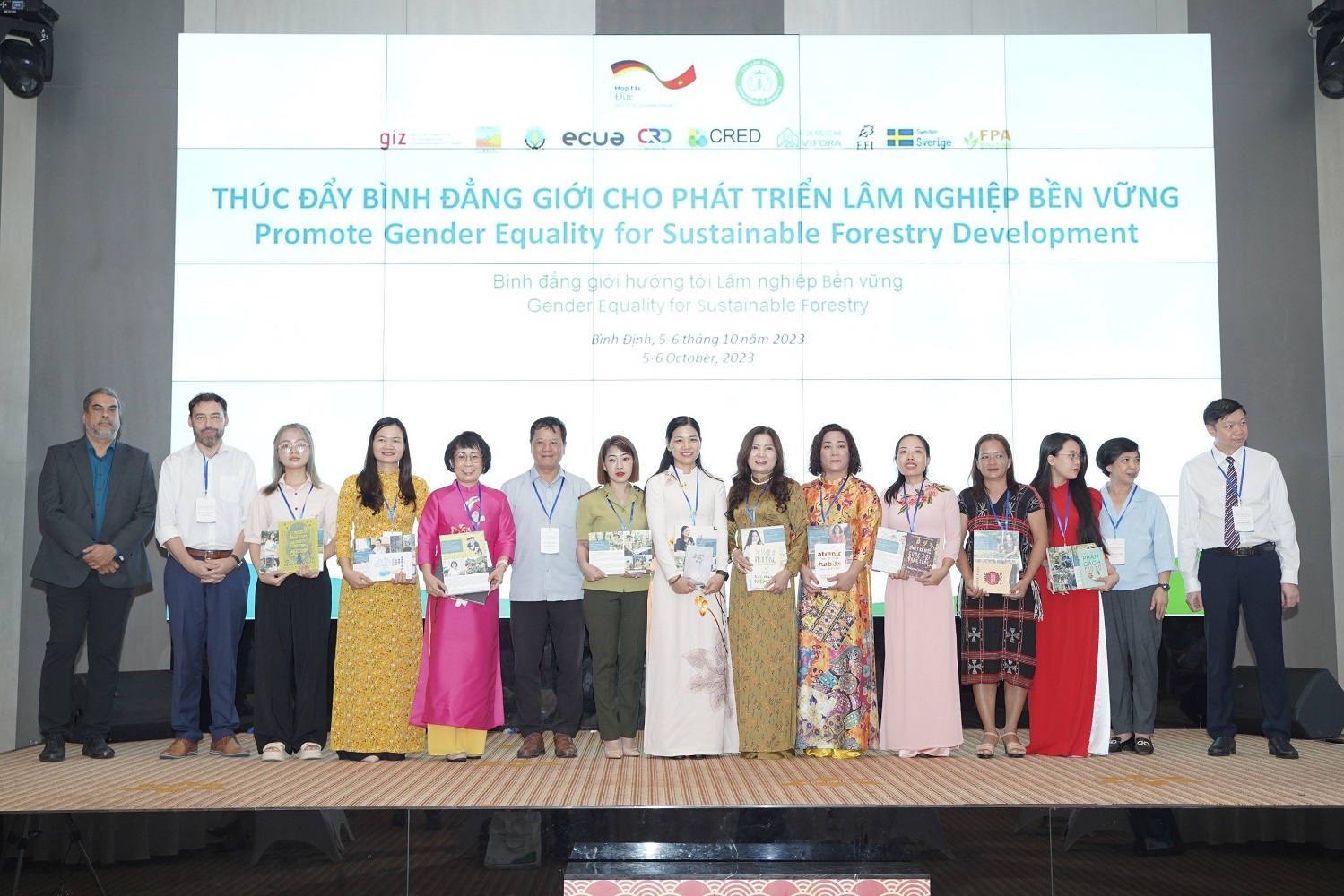 Nhiều nữ giới được vinh danh tại Diễn đàn.