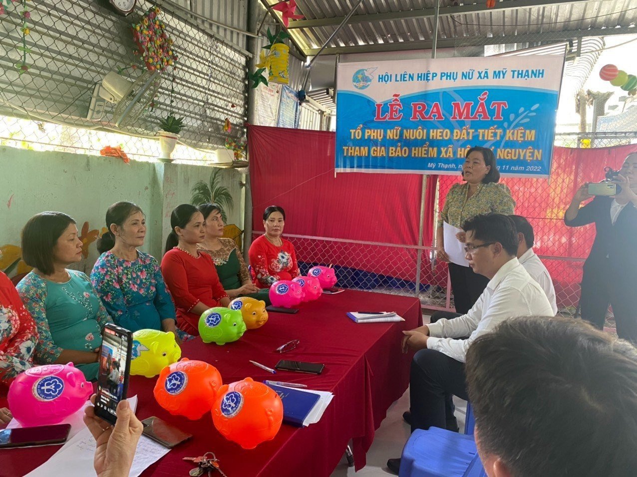 Các hội viên phụ nữ tham gia “Nuôi heo đất tiết kiệm tham gia bảo hiểm xã hội tự nguyện” tại tỉnh Long An. Ảnh - BHXH Việt Nam.