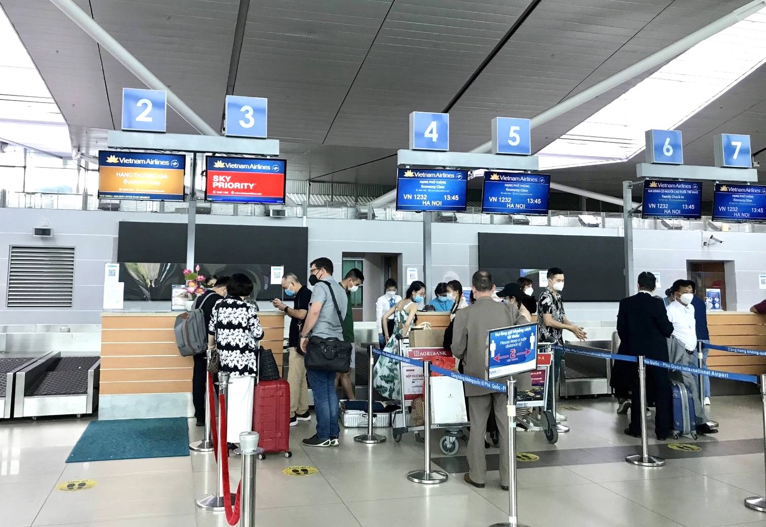 Giá vé máy bay từ Hà Nội/TP.HCM đi các điểm du lịch dịp Tết đang tăng cao.