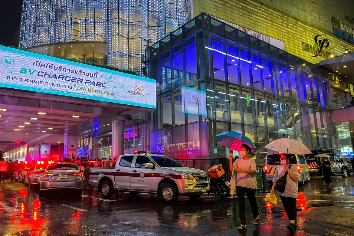 Vụ nổ súng xảy ra tại trung tâm mua sắm Siam Paragon ở trung tâm thành phố Bangkok, Thái Lan đã phủ bóng đen lên ngành du lịch nước này.